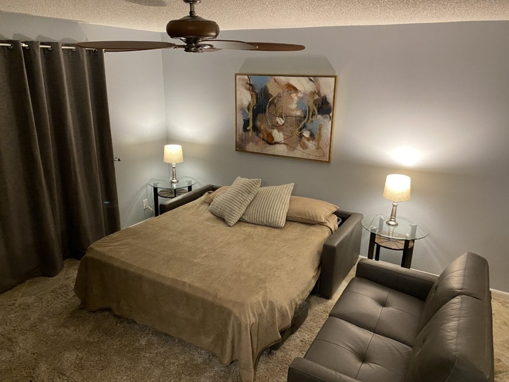 Living room with fold-out couch at Bahia 155 – extra sleeping for guests